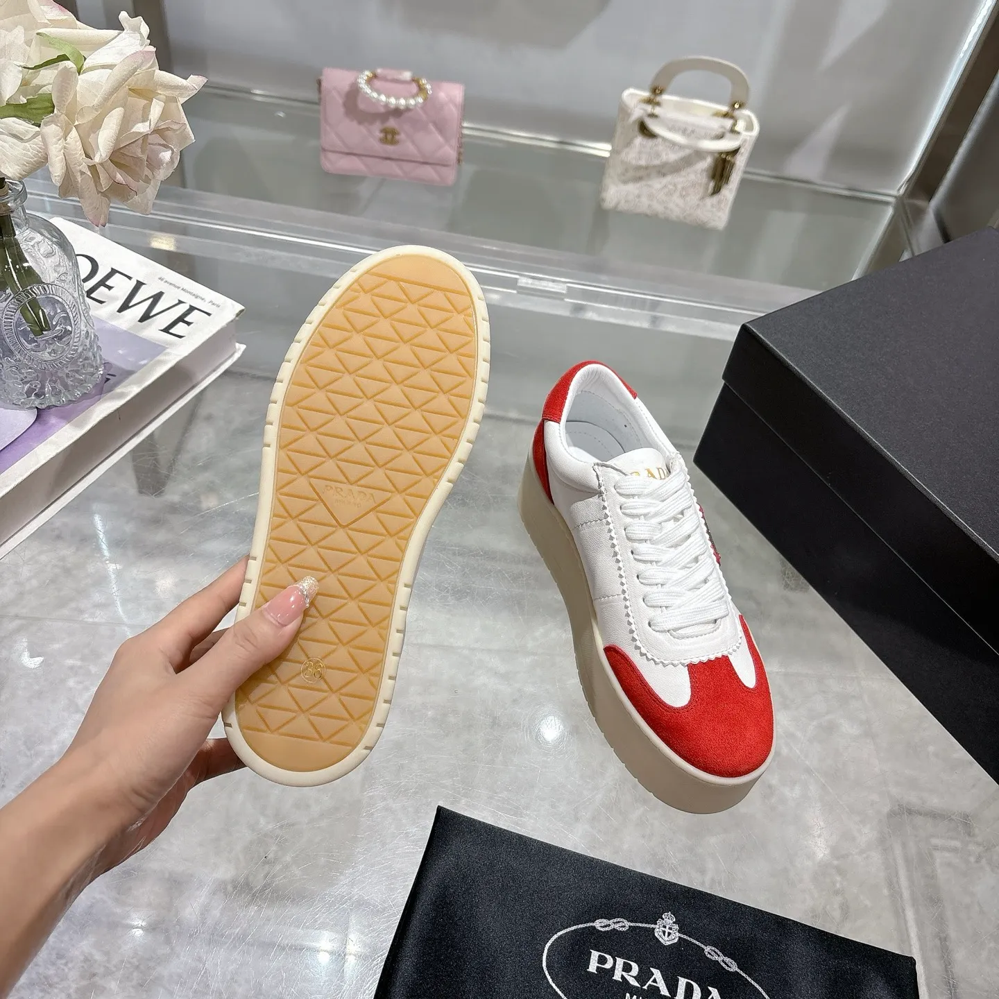 👟👟Ex-factory price 540👟👟 Prada 25 new thick-soled casual sneakers. This sneaker continues the timeless silhouette and is a new classic item. Crafted from leather to enhance style. The style is light, with a triangle buckle logo and a 5CM thick sole. It is suitable for all seasons and can be matched with all kinds of casual styles. In an era where various styles are full of attention, the most long-term companion and the one that captures people's hearts bit by bit is undoubtedly the white shoe. Fabric: Cowhide Lining: Sheepskin Outsole: Original TPU two-color outsole Sole thickness: 5CM Size female 35-40